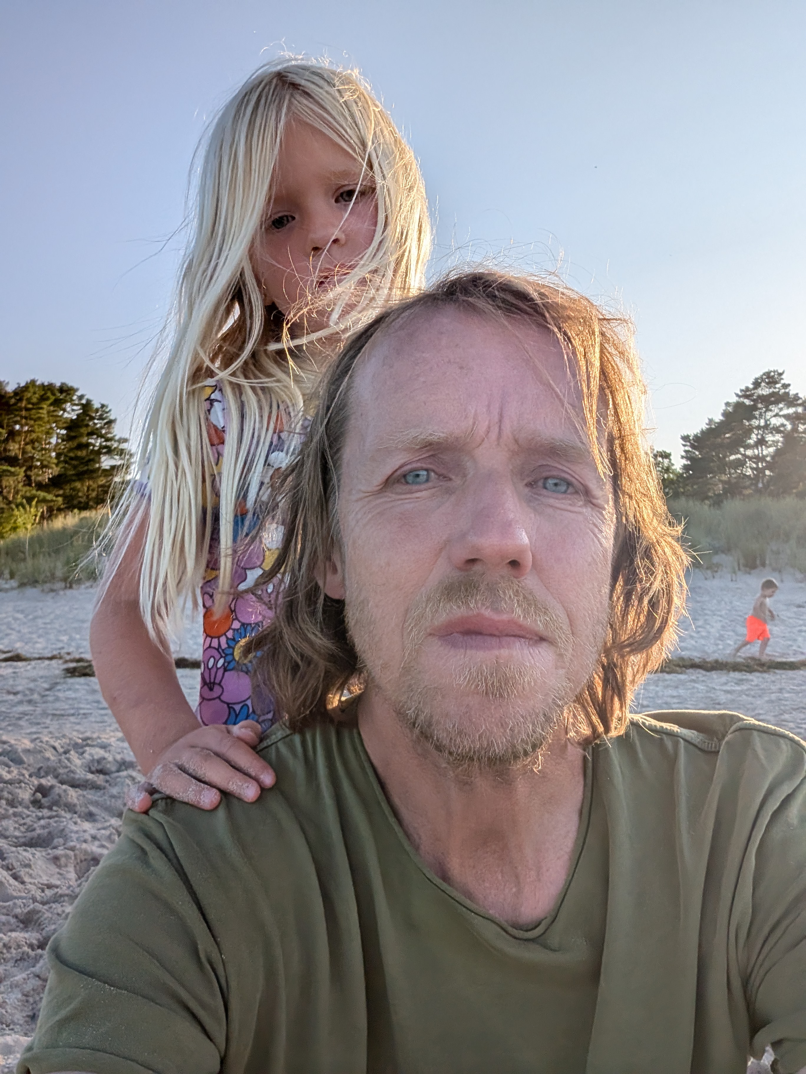 Daniel und seine Tochter Maria am Strand von Prora am Tag von Amys Tod